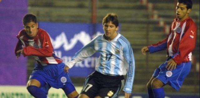 半岛体育-【钩沉】2004年6月29日 梅西首穿阿根廷蓝白剑条衫！