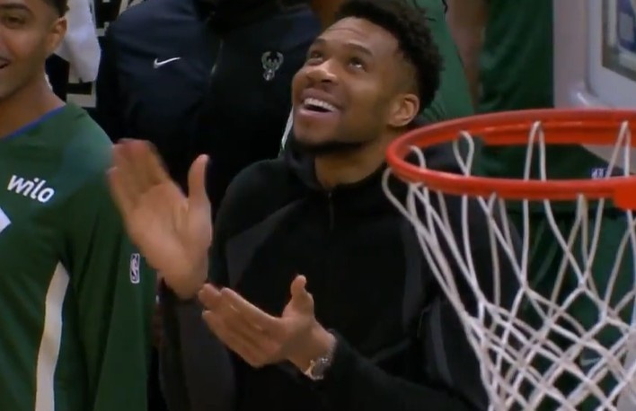 半岛体育官方网站-亲兄弟连线！字母弟助飞字母哥哥空接暴扣 字母哥场下贼开心！